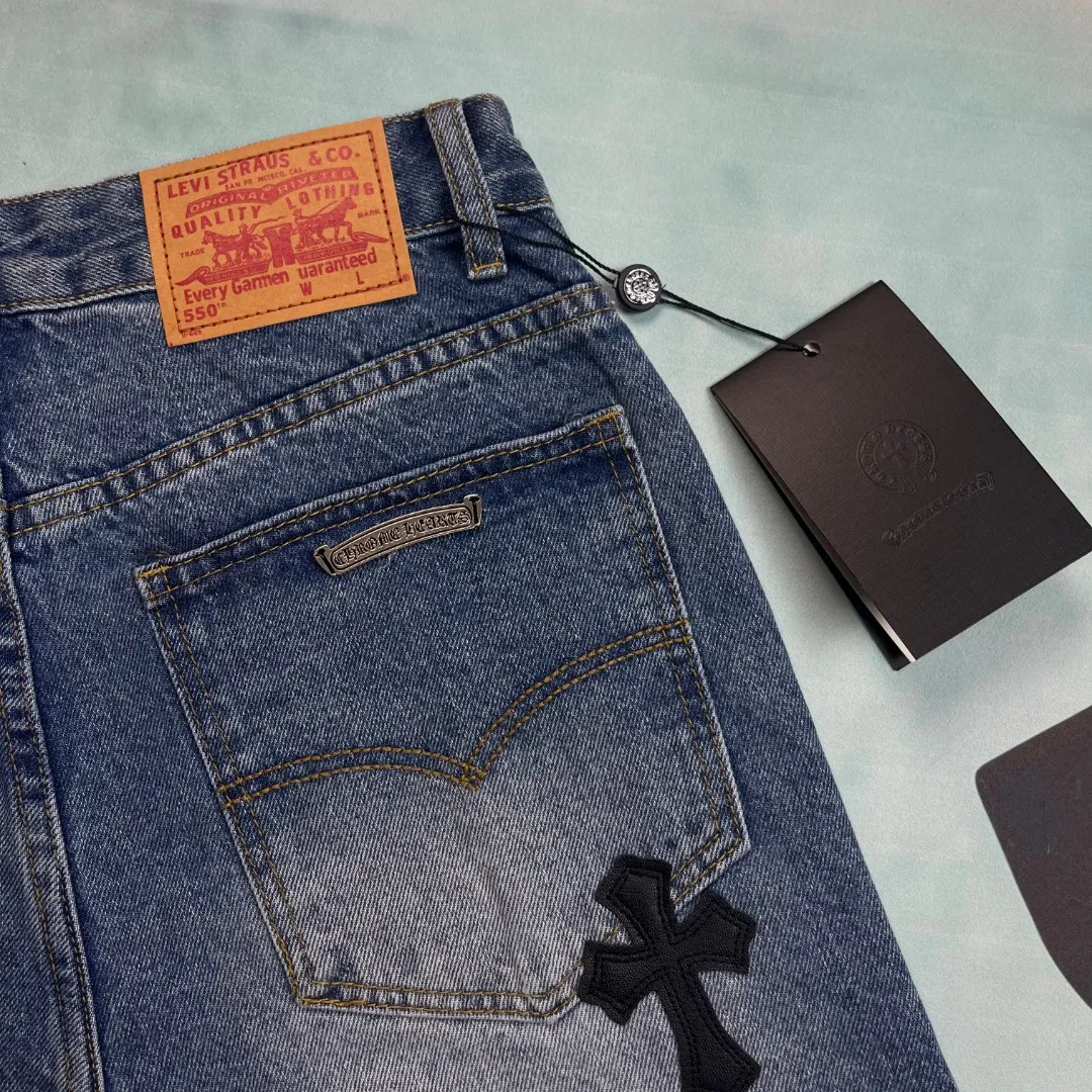 🅿️236 🔘Model No.-KL152 🔘Cro Heart𝐂𝐡𝐫𝐨𝐦𝐞 𝐇𝐞𝐚𝐫𝐭 Classic CH Dark Blue Cross-Patch Leather Jeans* Crow Heart’s classic dark blue cross-patch leather jeans, showing avant-garde aesthetics. Made from the finest denim fabrics, they are crisp, stylish and extremely wear-resistant. The iconic dark blue is uniquely washed, fades naturally, and is full of retro charm. Lambskin vegetable-tanned cross-piece leather has a fine texture and is carefully sewn by craftsmen to blend perfectly with denim. The straight version modifies the leg shape and is matched with exclusive metal accessories. It highlights the luxurious style in a low-key manner and is the ultimate embodiment of trend and quality.  Size: S M L XL (28.30.32.34) Color: Dark Blue